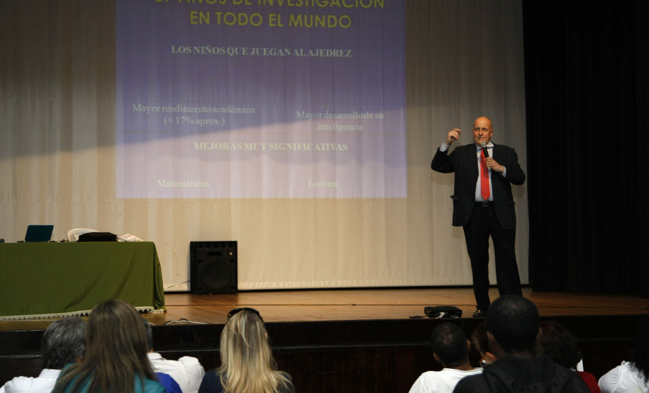 Jornalista espanhol e mestre pela Federação Internacional de Xadrez  falou para professores de xadrez sobre o uso da modalidade como ferramenta de ensino.