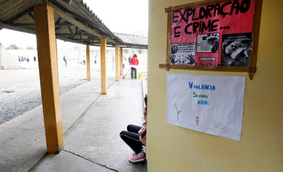 Em Curitiba, alunos do Colégio Estadual Senhorinha de Moraes Sarmento, participam de um concurso de grafite. A melhor arte será reproduzida no muro da escola. Os estudantes estão fazendo ainda um jornal mural com informações sobre a temática, escrevendo poesias e confeccionando cartazes. A flor símbolo do dia também será pintada no colégio.