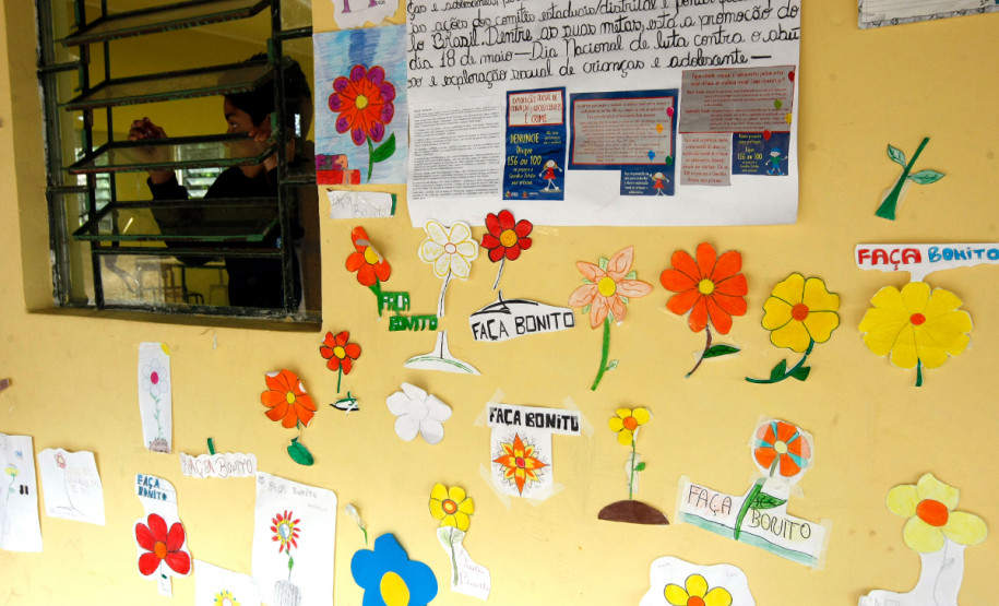 Em Curitiba, alunos do Colégio Estadual Senhorinha de Moraes Sarmento, participam de um concurso de grafite. A melhor arte será reproduzida no muro da escola. Os estudantes estão fazendo ainda um jornal mural com informações sobre a temática, escrevendo poesias e confeccionando cartazes. A flor símbolo do dia também será pintada no colégio.