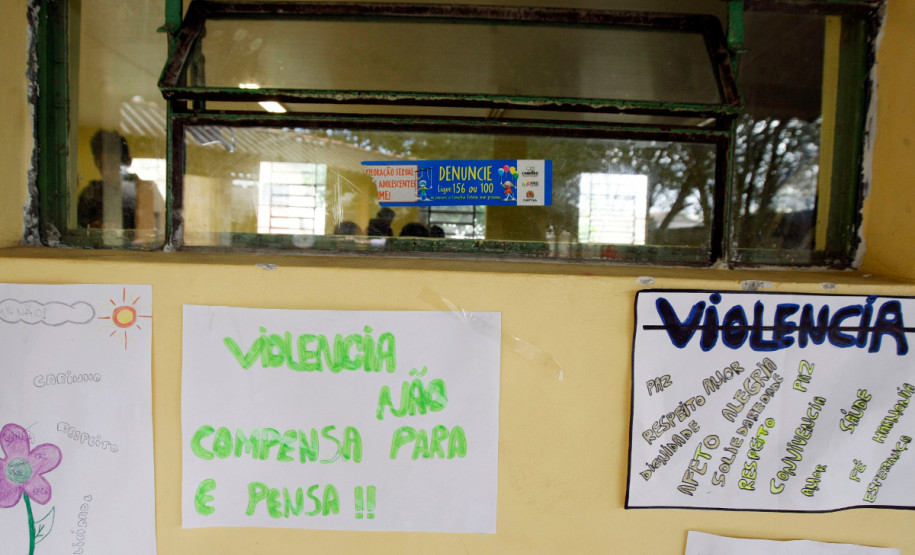 Em Curitiba, alunos do Colégio Estadual Senhorinha de Moraes Sarmento, participam de um concurso de grafite. A melhor arte será reproduzida no muro da escola. Os estudantes estão fazendo ainda um jornal mural com informações sobre a temática, escrevendo poesias e confeccionando cartazes. A flor símbolo do dia também será pintada no colégio.