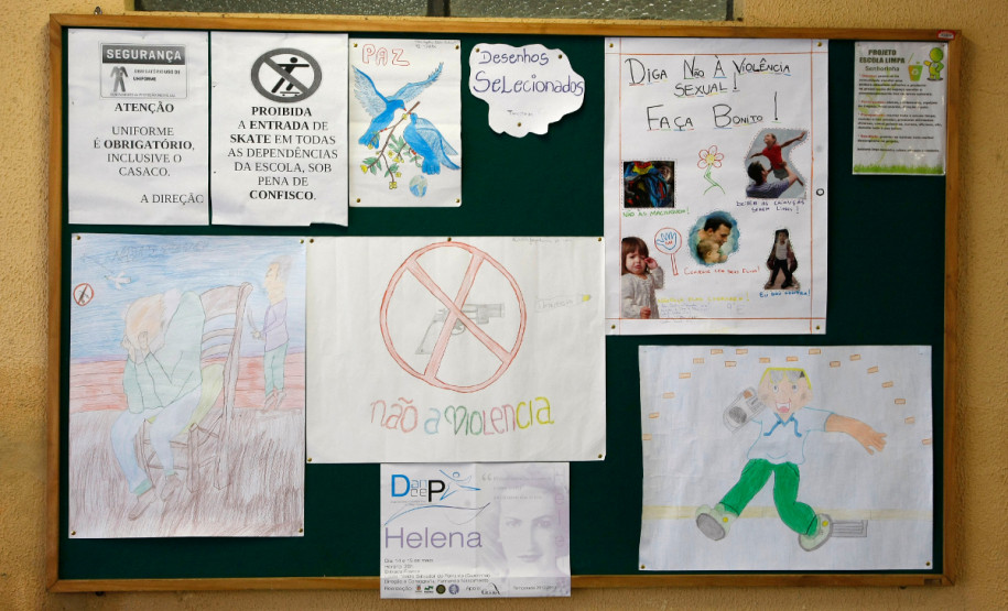 Em Curitiba, alunos do Colégio Estadual Senhorinha de Moraes Sarmento, participam de um concurso de grafite. A melhor arte será reproduzida no muro da escola. Os estudantes estão fazendo ainda um jornal mural com informações sobre a temática, escrevendo poesias e confeccionando cartazes. A flor símbolo do dia também será pintada no colégio.