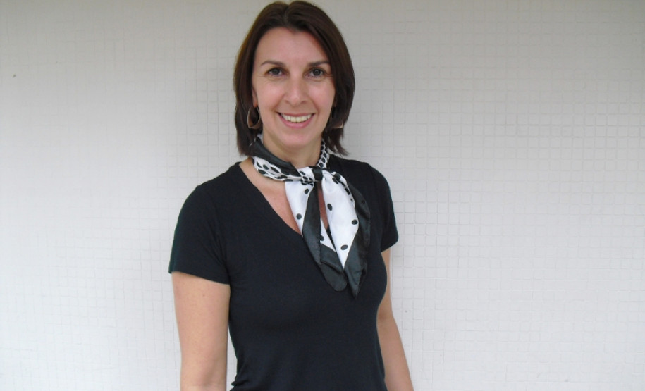 Durante seis meses, professora de língua portuguesa irá atender a alunos brasileiros que estudam lá, além de discutir o ensino no Brasil.