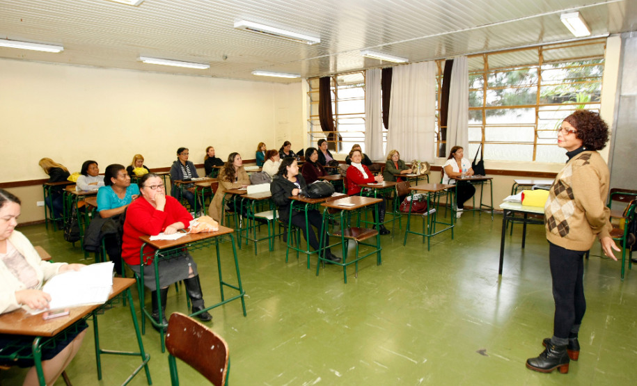 30 mil funcionários de escolas estaduais recebem capacitação de combate ao preconceito em todos os Núcleos Regionais de Educação.