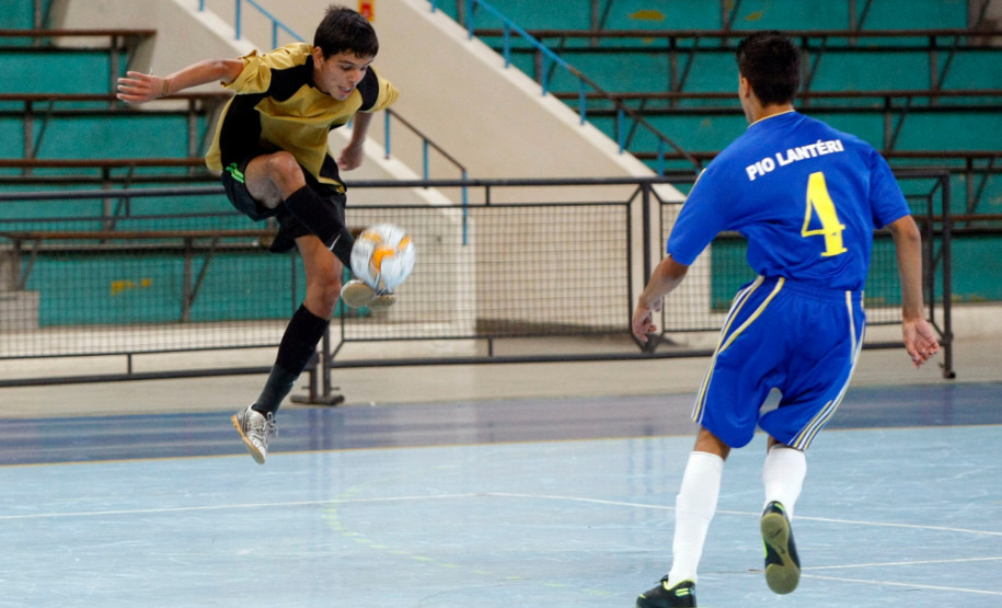 14-05-13 - Jogos Escolares, Secretaria de Esporte, jogo de Futebol de Salao entre o Colégio Estadual Pio Lantéri e o Clégio Estadual Santa Felicidade Foto: Hedeson Alves