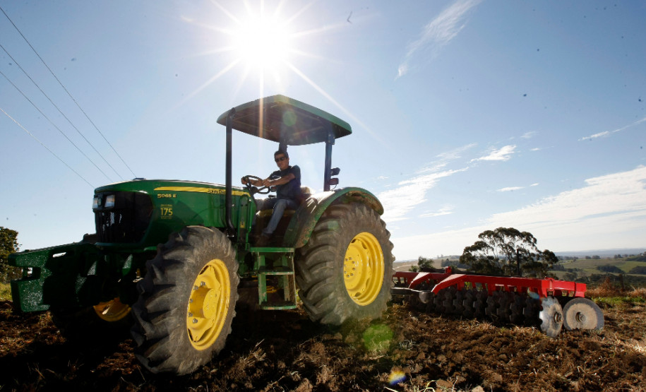 Arapoti - 29-08-13 - Centro Estadual de Educação Profissional de Arapoti, Colégio Agrícola, na foto novo trator do colégio.