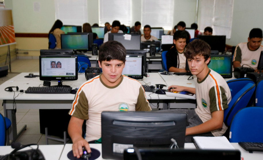 Arapoti - 29-08-13 - Centro Estadual de Educação Profissional de Arapoti, Colégio Agrícola, laboratório de informática.