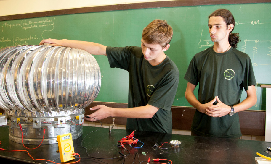 14-03-13 - CEEP NEwton Freire Maia - Alunos Rogério Vidolin de 17 anos e Eduardo Verlise da Silva de 17 anos.