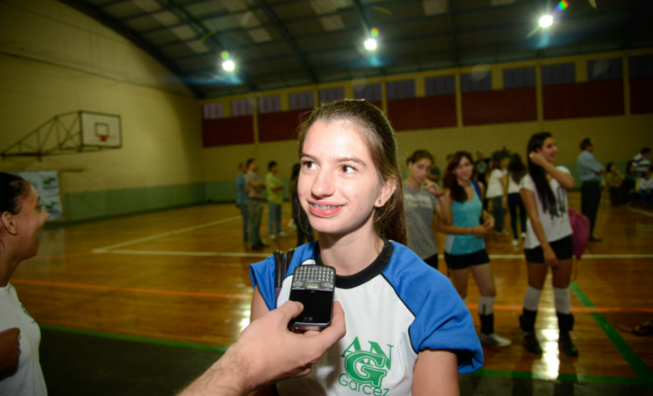Governador em exercício, Flávio Arns, inaugura as novas instalações da quadra poliesportiva do Colégio Estadual Antônio Garcez de Novaes. Na foto, a aluna Izabela Porto. Arapongas , 20/05/2013.