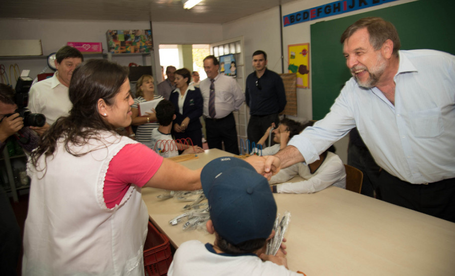 Governador em exercício, Flávio Arns, visita a sede rural da APAE.
Arapongas , 20/05/2013.