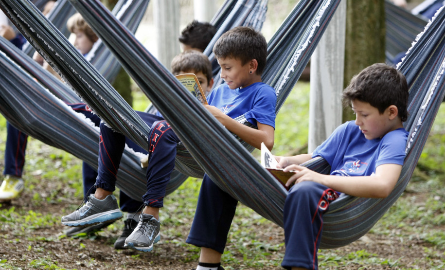Colégio transforma ambiente e conquista estudantes que se interessam mais pela leitura. Espaço pode ser utilizado para aula e para leitura livre.
