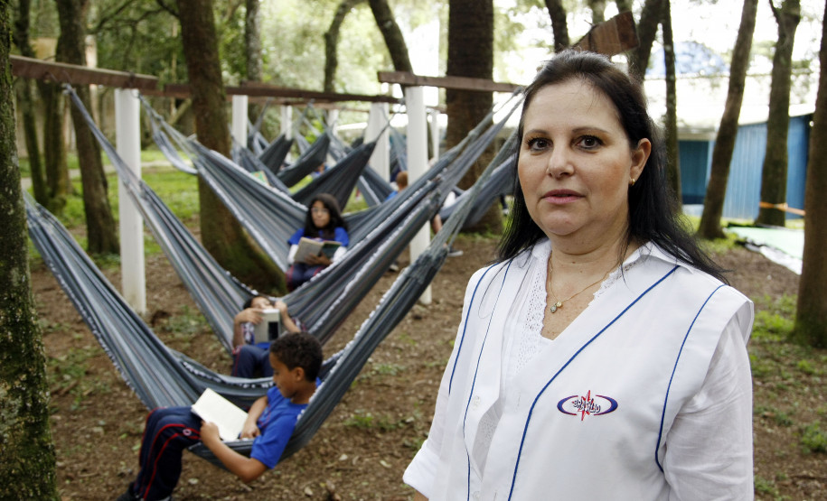 Colégio transforma ambiente e conquista estudantes que se interessam mais pela leitura. Espaço pode ser utilizado para aula e para leitura livre.