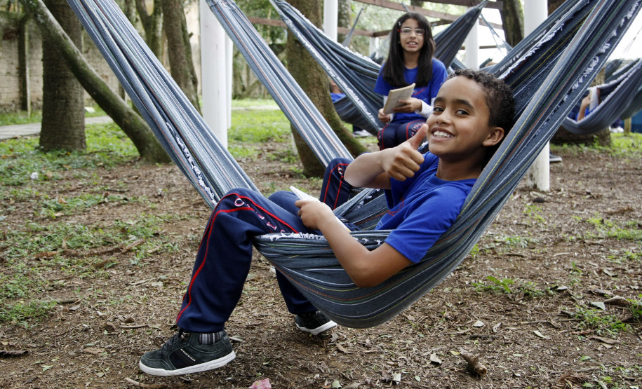 Colégio transforma ambiente e conquista estudantes que se interessam mais pela leitura. Espaço pode ser utilizado para aula e para leitura livre.