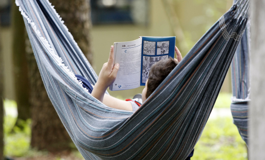 Colégio transforma ambiente e conquista estudantes que se interessam mais pela leitura. Espaço pode ser utilizado para aula e para leitura livre.