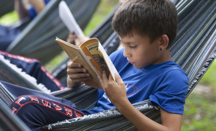 Colégio transforma ambiente e conquista estudantes que se interessam mais pela leitura. Espaço pode ser utilizado para aula e para leitura livre.