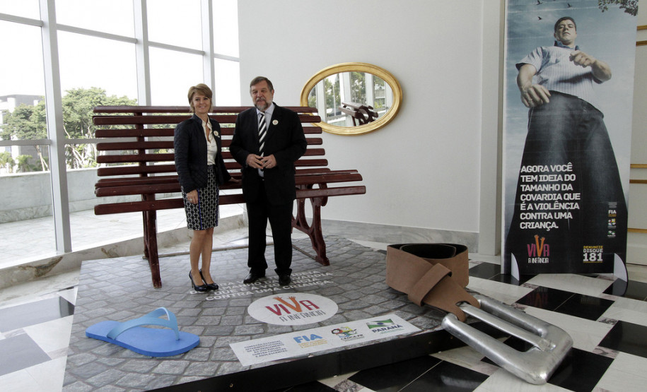 O governador em exercício Flávio Arns e a secretária estadual da Família e Desenvolvimento Social, Fernanda Richa, apresentaram nesta segunda-feira (20), em Curitiba, a campanha Viva a Infância. O objetivo é motivar a sociedade a enfrentar as situações de violência contra crianças e adolescentes e denunciar esses atos.