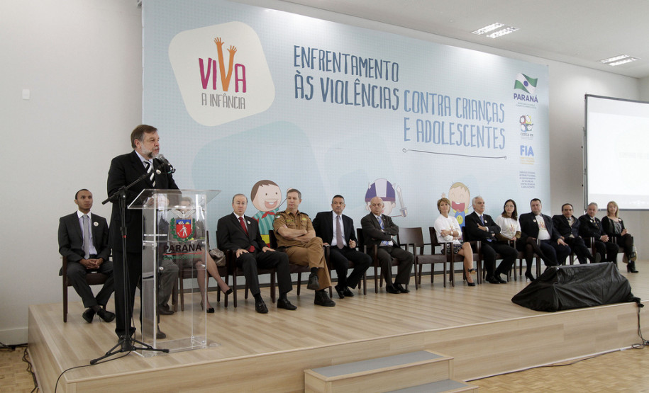 O governador em exercício Flávio Arns e a secretária estadual da Família e Desenvolvimento Social, Fernanda Richa, apresentaram nesta segunda-feira (20), em Curitiba, a campanha Viva a Infância. O objetivo é motivar a sociedade a enfrentar as situações de violência contra crianças e adolescentes e denunciar esses atos.