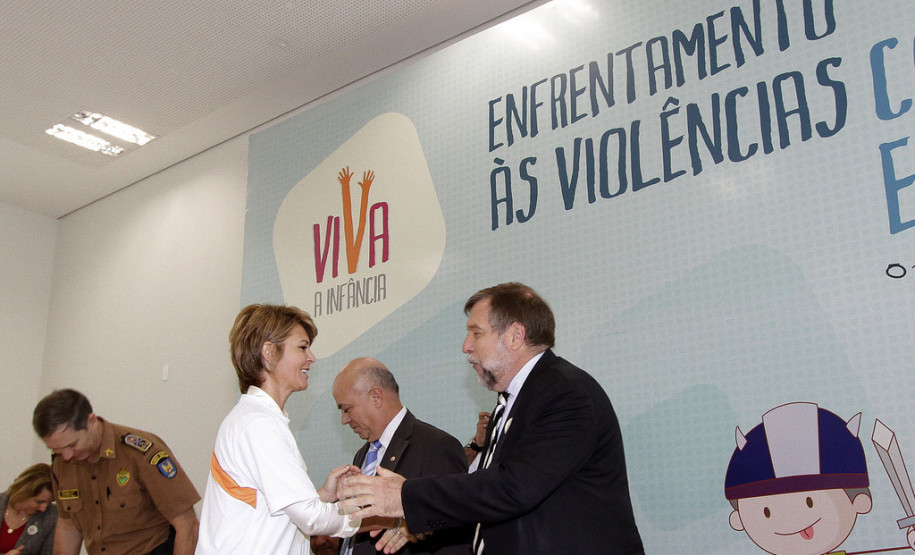 O governador em exercício Flávio Arns e a secretária estadual da Família e Desenvolvimento Social, Fernanda Richa, apresentaram nesta segunda-feira (20), em Curitiba, a campanha Viva a Infância. O objetivo é motivar a sociedade a enfrentar as situações de violência contra crianças e adolescentes e denunciar esses atos.