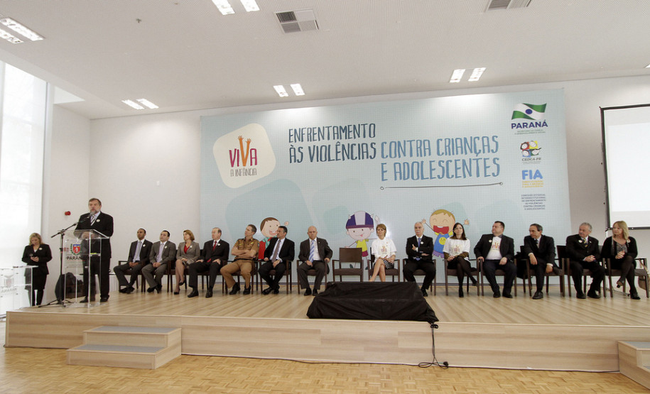 O governador em exercício Flávio Arns e a secretária estadual da Família e Desenvolvimento Social, Fernanda Richa, apresentaram nesta segunda-feira (20), em Curitiba, a campanha Viva a Infância. O objetivo é motivar a sociedade a enfrentar as situações de violência contra crianças e adolescentes e denunciar esses atos.