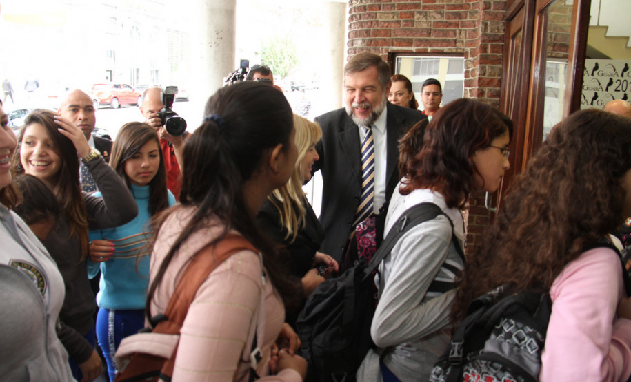 Cerca de 40 alunos irão exibir cinco coreografias do espetáculo “Helena” no 31º Festival de Dança de Joinville, em Santa Catarina.<br />
<br />
Veja mais fotos em: <a href=" http://www.flickr.com/photos/flavioarns/sets/72157633494529676/" target="_blank"> http://www.flickr.com/photos/flavioarns/</a>