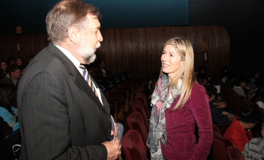 Cerca de 40 alunos irão exibir cinco coreografias do espetáculo “Helena” no 31º Festival de Dança de Joinville, em Santa Catarina.<br />
<br />
Veja mais fotos em: <a href=" http://www.flickr.com/photos/flavioarns/sets/72157633494529676/" target="_blank"> http://www.flickr.com/photos/flavioarns/</a>