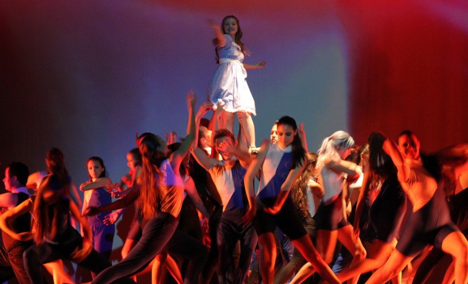 Cerca de 40 alunos irão exibir cinco coreografias do espetáculo “Helena” no 31º Festival de Dança de Joinville, em Santa Catarina.<br />
<br />
Veja mais fotos em: <a href=" http://www.flickr.com/photos/flavioarns/sets/72157633494529676/" target="_blank"> http://www.flickr.com/photos/flavioarns/</a>