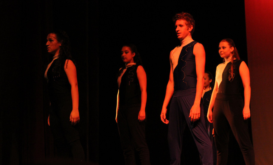 Cerca de 40 alunos irão exibir cinco coreografias do espetáculo “Helena” no 31º Festival de Dança de Joinville, em Santa Catarina.<br />
<br />
Veja mais fotos em: <a href=" http://www.flickr.com/photos/flavioarns/sets/72157633494529676/" target="_blank"> http://www.flickr.com/photos/flavioarns/</a>