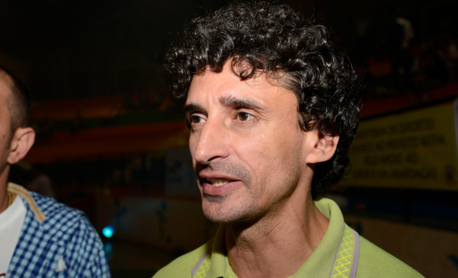 Começa a 2ª Fase Regional dos Jogos Escolares Abertura oficial da segunda etapa dos 60.º Jogos Escolares do Paraná (JEPs), no ginásio de esportes Luiz Augusto Zin. Na foto, Wagner Dias Neves , o Waguinho , craque da selecao brasileira de futsal campeã do mundo 1996.Arapongas , 20/05/2013.