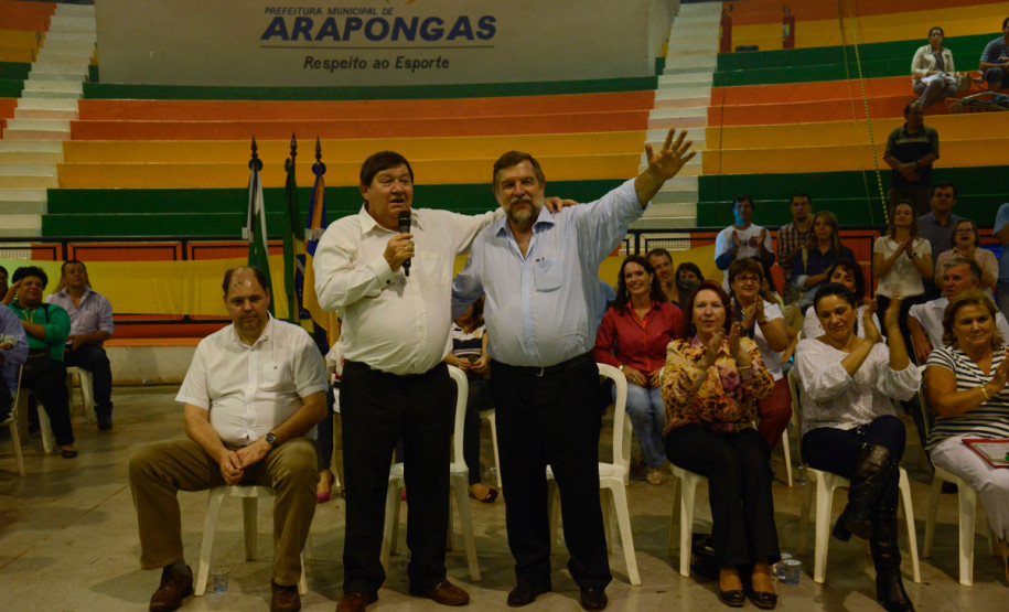 Começa a 2ª Fase Regional dos Jogos Escolares O governador em exercício Flávio Arns, abre oficialmente a segunda etapa dos 60.º Jogos Escolares do Paraná, no ginásio de esportes Luiz Augusto Zin. Na foto, o governador cumprimenta o público ao lado do deputado federal Alex Canziani (E), e do prefeito Antonio José Beffa (Padre Beffa). Arapongas, 20/05/2013.