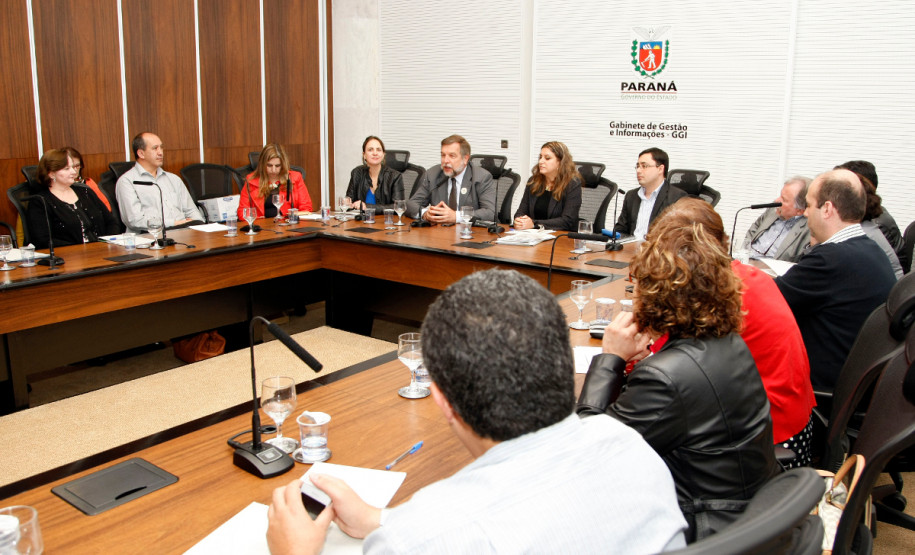 O governador em exercício e secretário de Estado da Educação, Flávio Arns, participou nessa terça-feira (21), no Palácio Iguaçu, em Curitiba, da reunião bimestral do Fórum Permanente de Apoio à Formação Docente do Paraná.