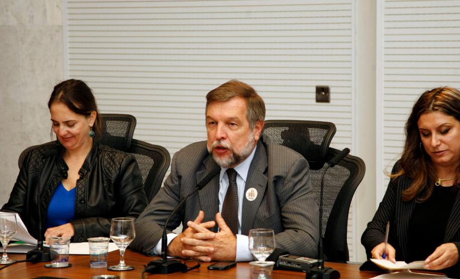 O governador em exercício e secretário de Estado da Educação, Flávio Arns, participou nessa terça-feira (21), no Palácio Iguaçu, em Curitiba, da reunião bimestral do Fórum Permanente de Apoio à Formação Docente do Paraná.