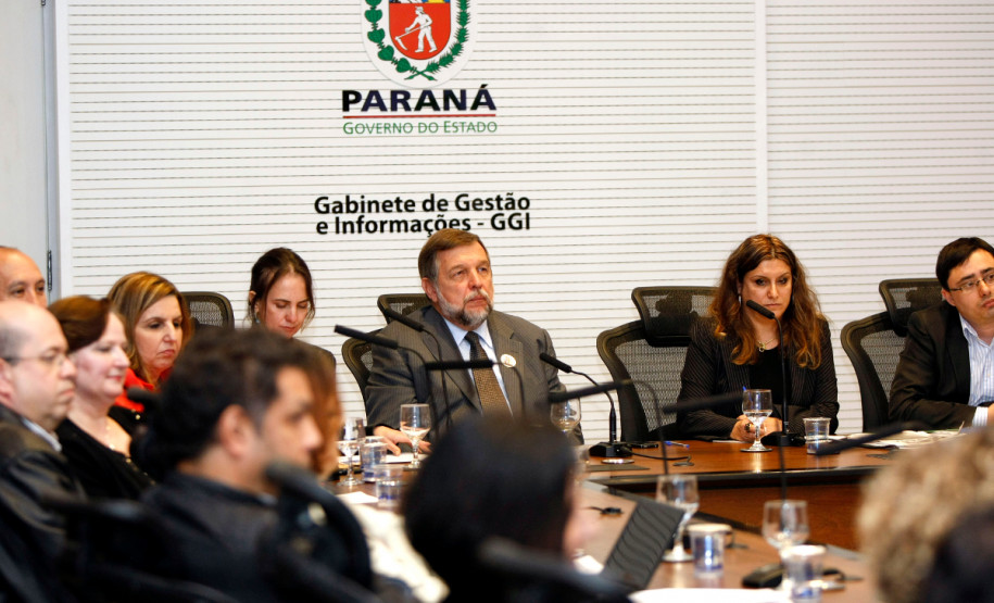 O governador em exercício e secretário de Estado da Educação, Flávio Arns, participou nessa terça-feira (21), no Palácio Iguaçu, em Curitiba, da reunião bimestral do Fórum Permanente de Apoio à Formação Docente do Paraná.