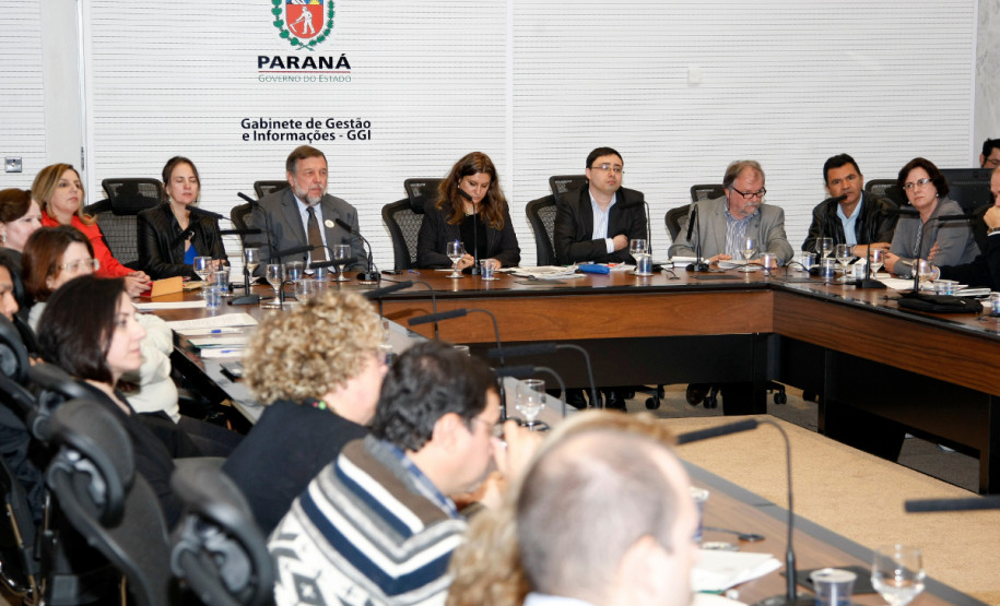O governador em exercício e secretário de Estado da Educação, Flávio Arns, participou nessa terça-feira (21), no Palácio Iguaçu, em Curitiba, da reunião bimestral do Fórum Permanente de Apoio à Formação Docente do Paraná.