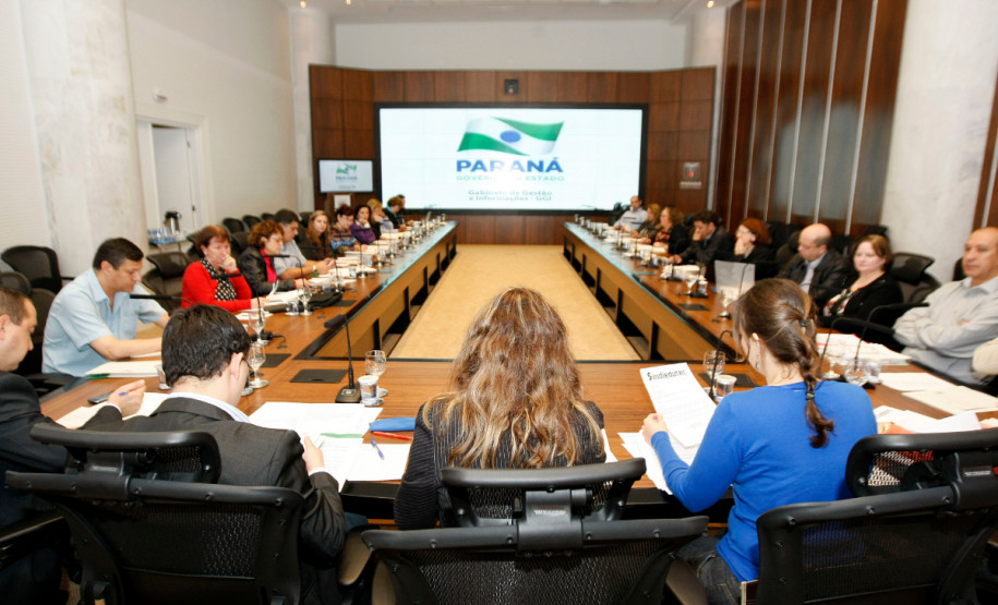 O governador em exercício e secretário de Estado da Educação, Flávio Arns, participou nessa terça-feira (21), no Palácio Iguaçu, em Curitiba, da reunião bimestral do Fórum Permanente de Apoio à Formação Docente do Paraná.