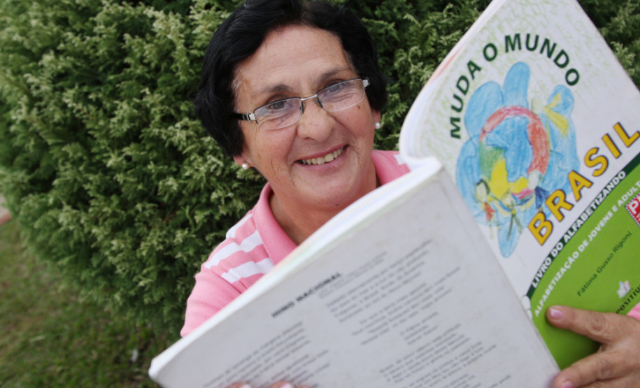 Programa Paraná Alfabetizado está com inscrições abertas. Alfabetizadores trabalharão com pessoas com mais de 15 anos que não sabem ler e escrever.