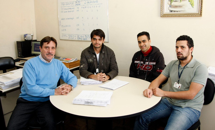 20-05-13 - Manoel José Vicente (esq.) e equipe da Coordenadoria de Apoio Financeiro à Rede Escolar, Secretaria de Estado da Educação.