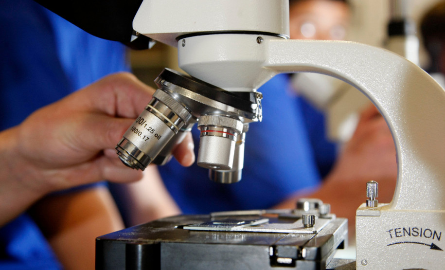 As escolas da rede estadual também recebem quatro cotas serviço do Fundo Rotativo para contratação de serviços como limpeza de caixa d’água, manutenção de laboratórios de informática, entre outros. Duas delas são repassadas a cada semestre. A segunda cota também será antecipada e estará disponível na conta das escolas estaduais na próxima terça-feira (28).

CEEP Agricola da Lapa, laboratorio de biologia.