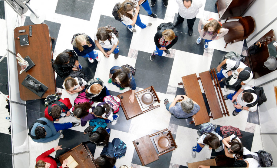 21-05-13 - Palácio Iguaçu - Alunos do Colégio Estadual do Paraná visitam Museu da Escola Paranaense.
