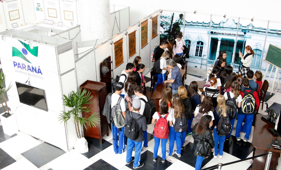 21-05-13 - Palácio Iguaçu - Alunos do Colégio Estadual do Paraná visitam Museu da Escola Paranaense.