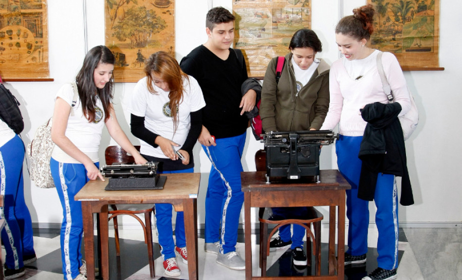 21-05-13 - Palácio Iguaçu - Alunos do Colégio Estadual do Paraná visitam Museu da Escola Paranaense.