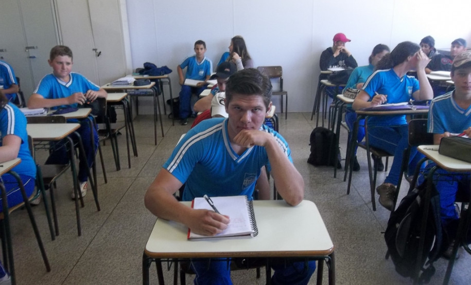 Lucas Bartoszik, do Colégio Estadual Eurico Gaspar Dutra,  foi selecionado após medalha de ouro na Olimpíada Brasileira de Astronomia em 2012.