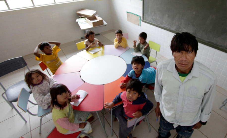 Espigão Alto do Iguaçu - Escola Indígena Valdomiro P. de Lima, na Aldeia Pinhal.
N/F: Roberto Coronel, professor de Guarani, na escola indígena na aldeia Pinhal.
Espigão Alto do Iguaçu, 16-05-13.