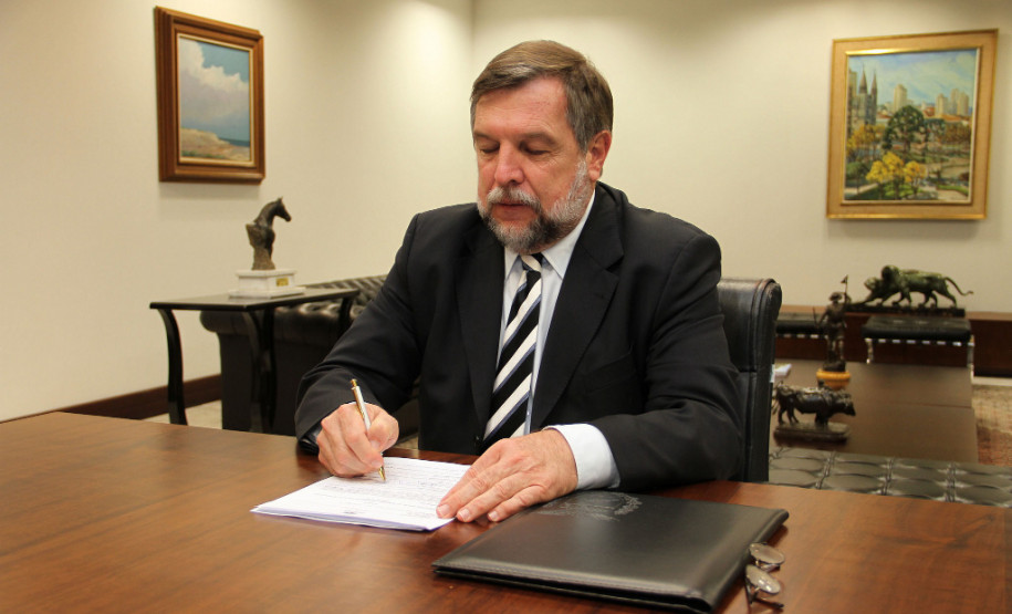 O governador em exercício Flávio Arns sancionou a lei que melhora o Plano de Cargos e Carreiras dos Funcionários da Educação do Paraná. Com a sanção, os 19 mil funcionários concursados têm direito a mais promoções na carreira, com consequentes melhorias salariais.