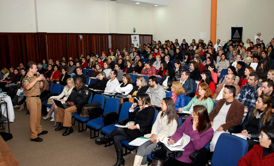22-05-13 - Reuniao com diretores de Colégios com a Patrulha Escolar, palestra do Capitao Walter João Marques Luiz.