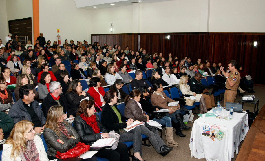 22-05-13 - Reuniao com diretores de Colégios com a Patrulha Escolar, palestra do Capitao Walter João Marques Luiz.