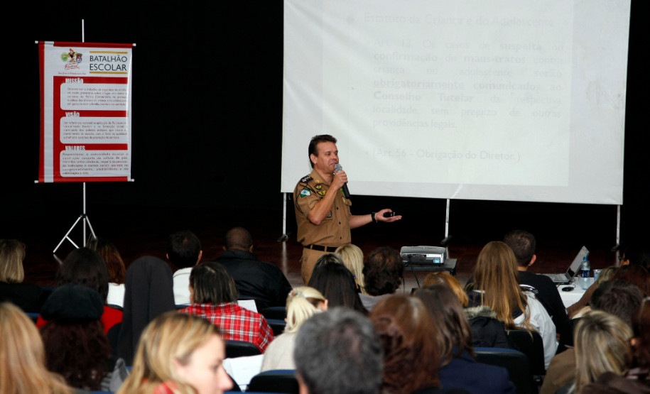 22-05-13 - Reuniao com diretores de Colégios com a Patrulha Escolar, palestra do Capitao Walter João Marques Luiz.