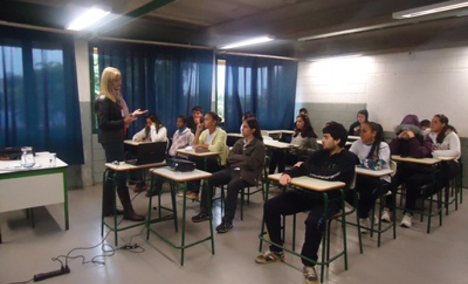 Já foram organizados nove encontros com a participação de cerca de 400 alunos, além de funcionários, professores, pedagogos e familiares.