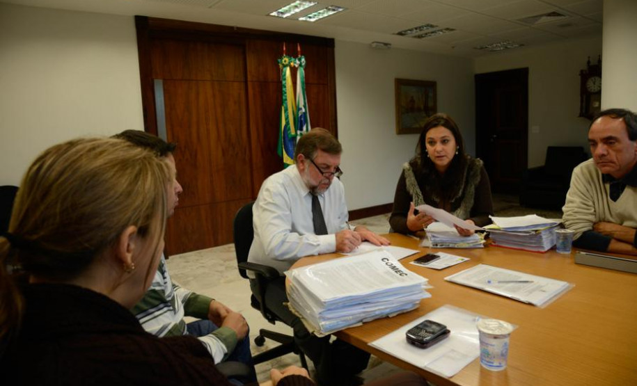 As nomeações de 348 servidores para o Quadro de Funcionários da Educação Básica do Paraná são relativas ao concurso de 2006.