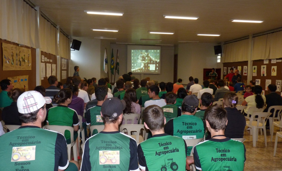 Colégio Agrícola de Toledo recebe Jovens Agricultores do Quebec Jovens agricultores do Canada vieram conhecer a estrutura física e pedagógica de uma instituição de ensino em tempo integral.