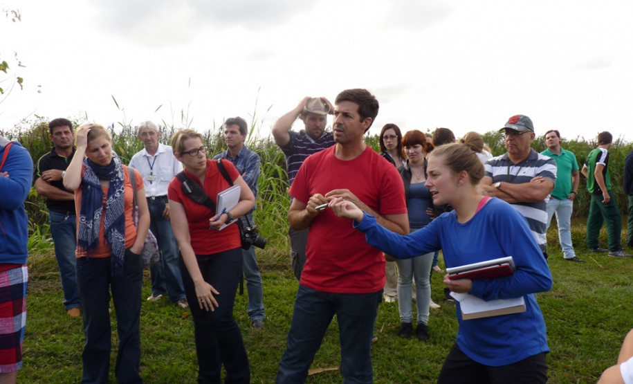 Jovens agricultores do Canada vieram conhecer a estrutura física e pedagógica de uma instituição de ensino em tempo integral.