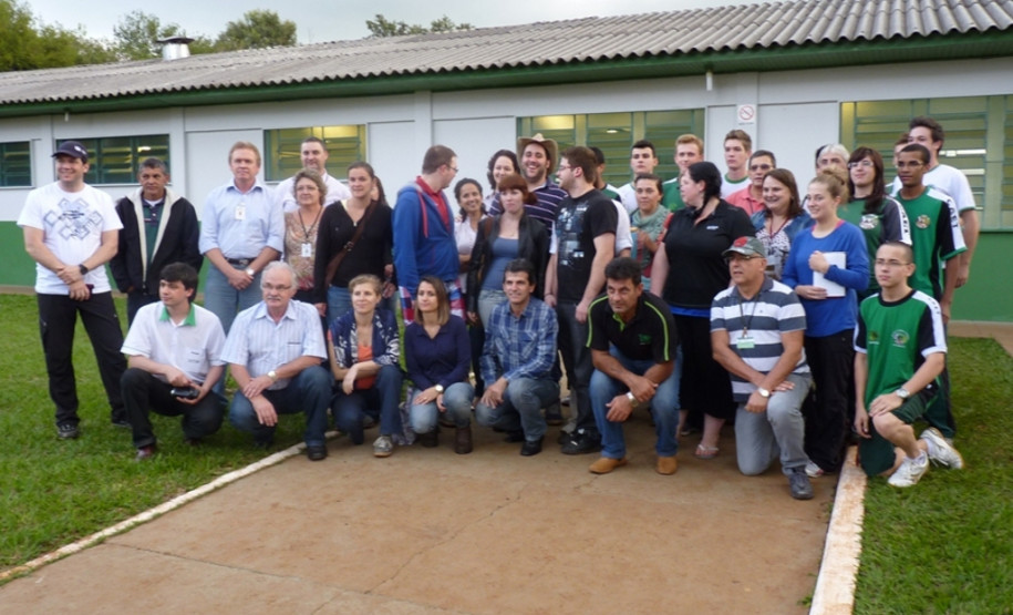Jovens agricultores do Canada vieram conhecer a estrutura física e pedagógica de uma instituição de ensino em tempo integral.